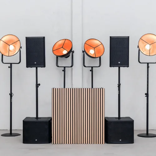 RETRO DJ-set huren: houten booth met retro lampen