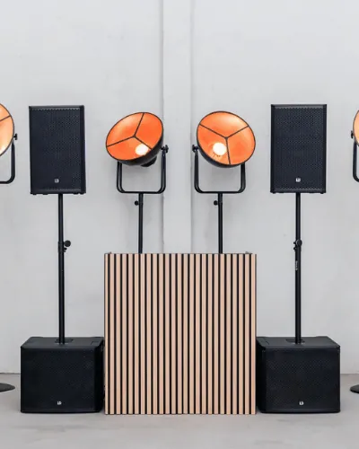 RETRO DJ set: studiofoto van de houten booth met retro lampen en speakers