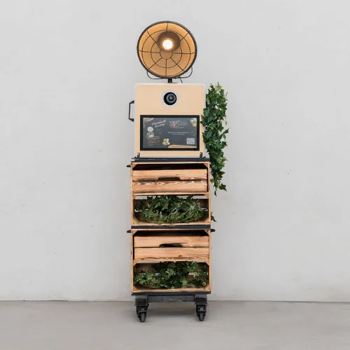 Retro fotobooth met camera en houten kast voor op een feest