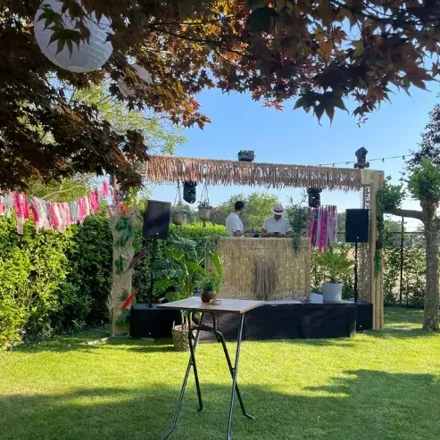 DJ-set opgebouwd in de tuin voor een tuin- of buurtfeest