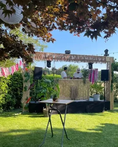 Tuinfeest organiseren: DJ-set opgebouwd in de tuin voor een feest