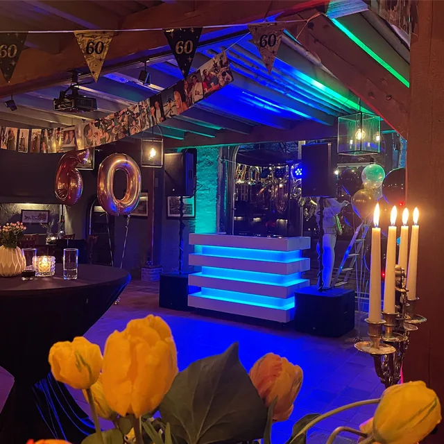 DJ huren in Arnhem voor een 60e verjaardag, DJ-booth in de feestzaal