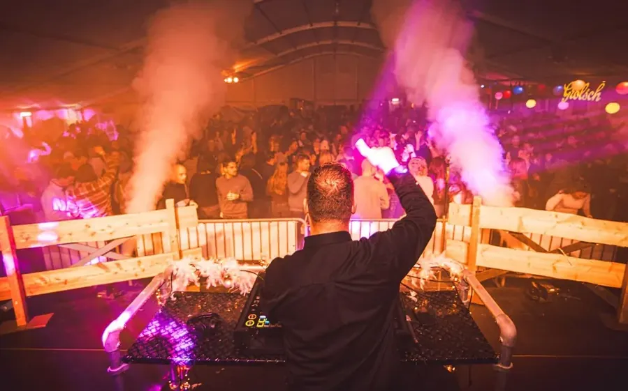 Zanger huren: feest met DJ en een vol publiek in een feestzaal